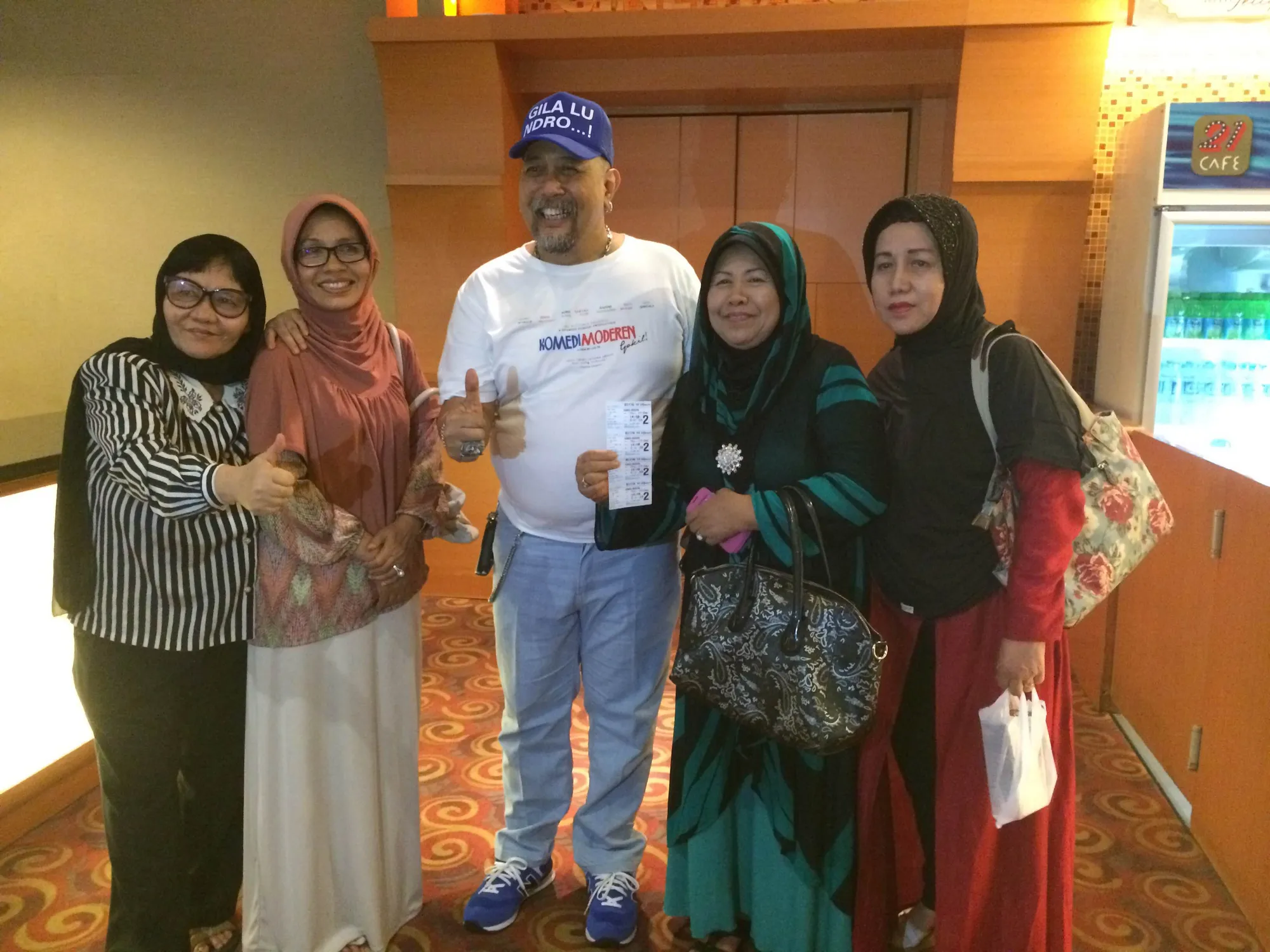 Indro Warkop berpose bersama penggemar © KapanLagi.com®/Nuzulur Rakhmah