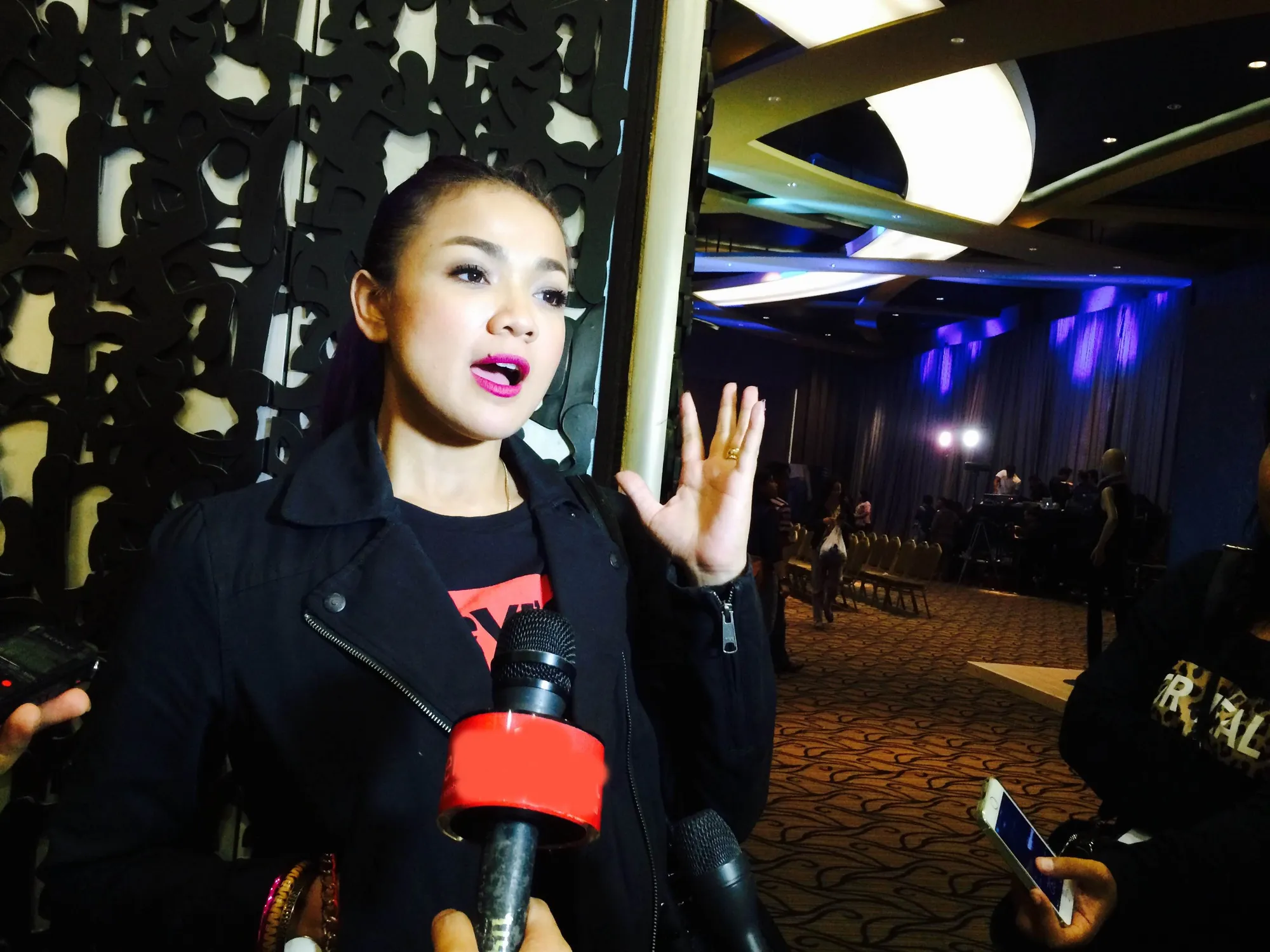Nirina kala bercerita tentang dua buah hatinya © KapanLagi.com®/Mathias Purwanto