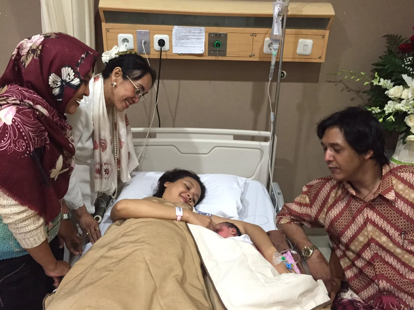 Sukmawati saat menunggui cucunya yang baru lahir © KapanLagi.com®/Hendra Gunawan