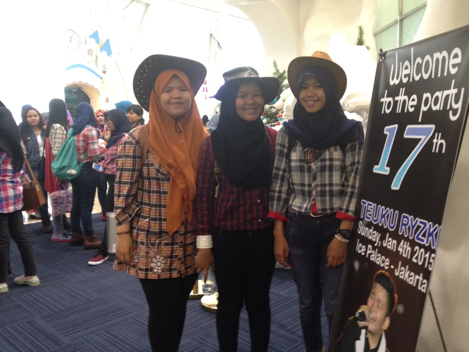 Fans pun antusias dengan kostum coboy di ulang tahun Kiki. ©KapanLagi.com®/Amy