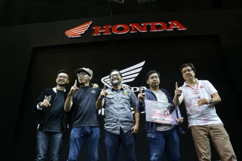 Muhaimin dan hadiah Juara 1 CBR250RR Virtual Modification Challenge bersama juri serta tim Honda