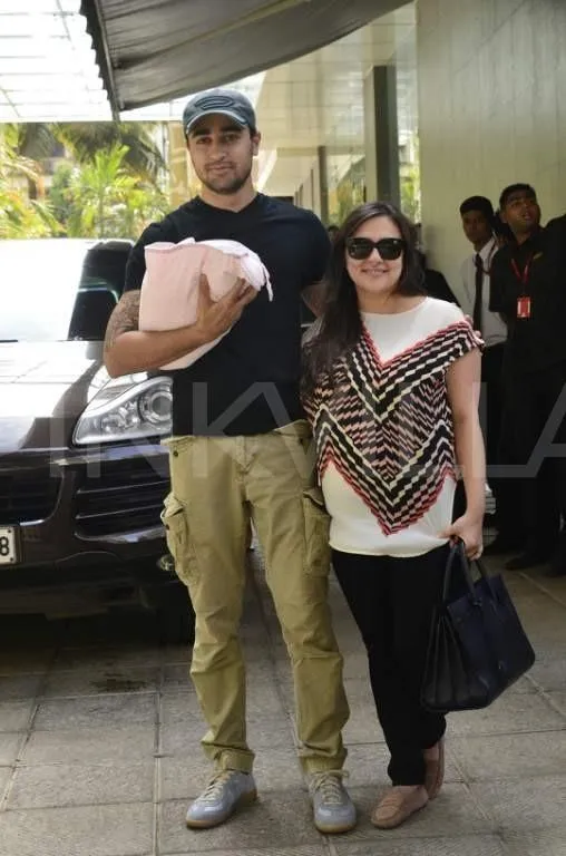 Ini dia Imran Khan dan istrinya sambil menggendong Imara @pinkvilla.com