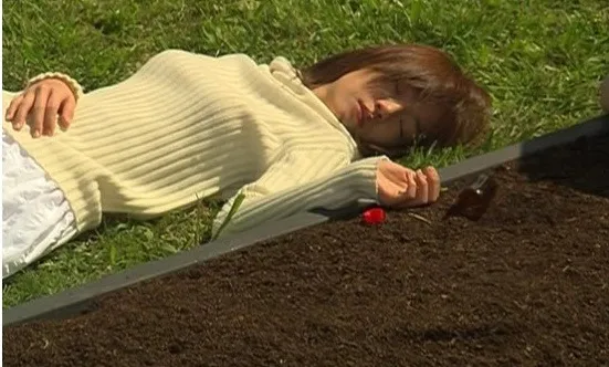 Eun Chae minum racun dan meninggal di samping makam Cha Moo Hyuk dalam drama I'M SORRY I LOVE YOU © KBS