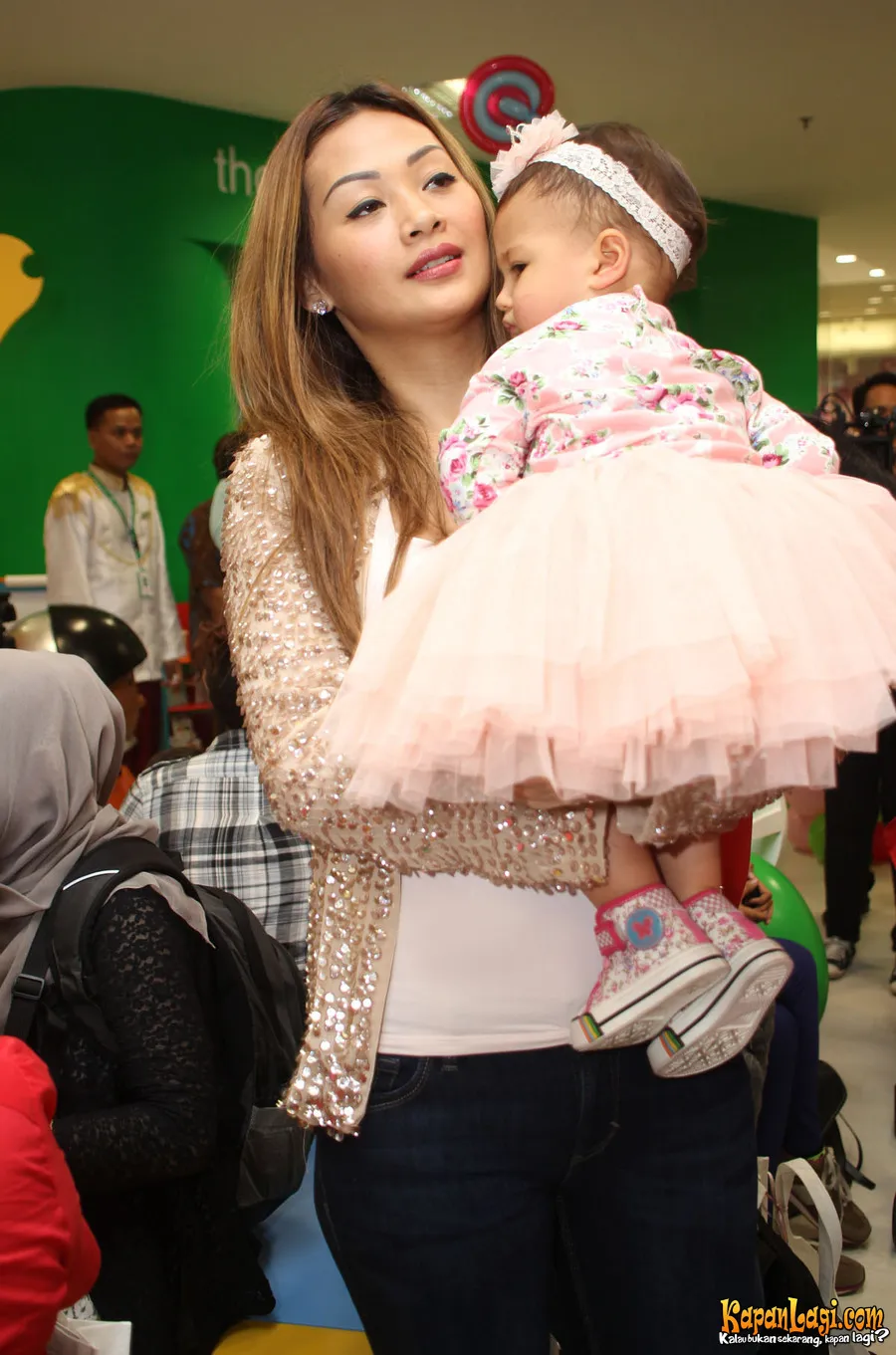 Indah Kalalo mengungkap bahwa anaknya tidak bisa lepas dari dirinya.