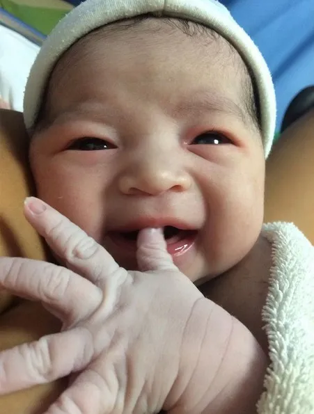 Inilah putri Indah dan Justin yang baru saja lahir ke dunia © instagram.com/indahkalalo