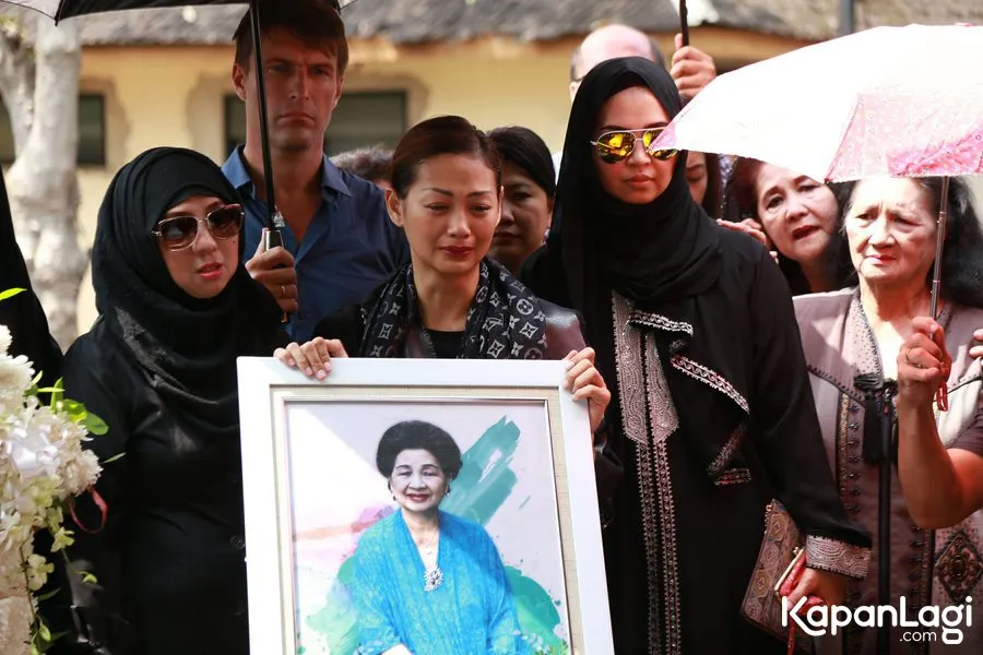 Indah menangis tersedu di pemakaman sang mama/©KapanLagi.com®/Agus Apriyanto