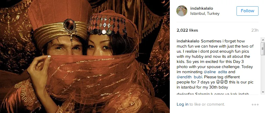Indah dan suami ikuti challenge foto bersama pasangan © Instagram/indahkalalo