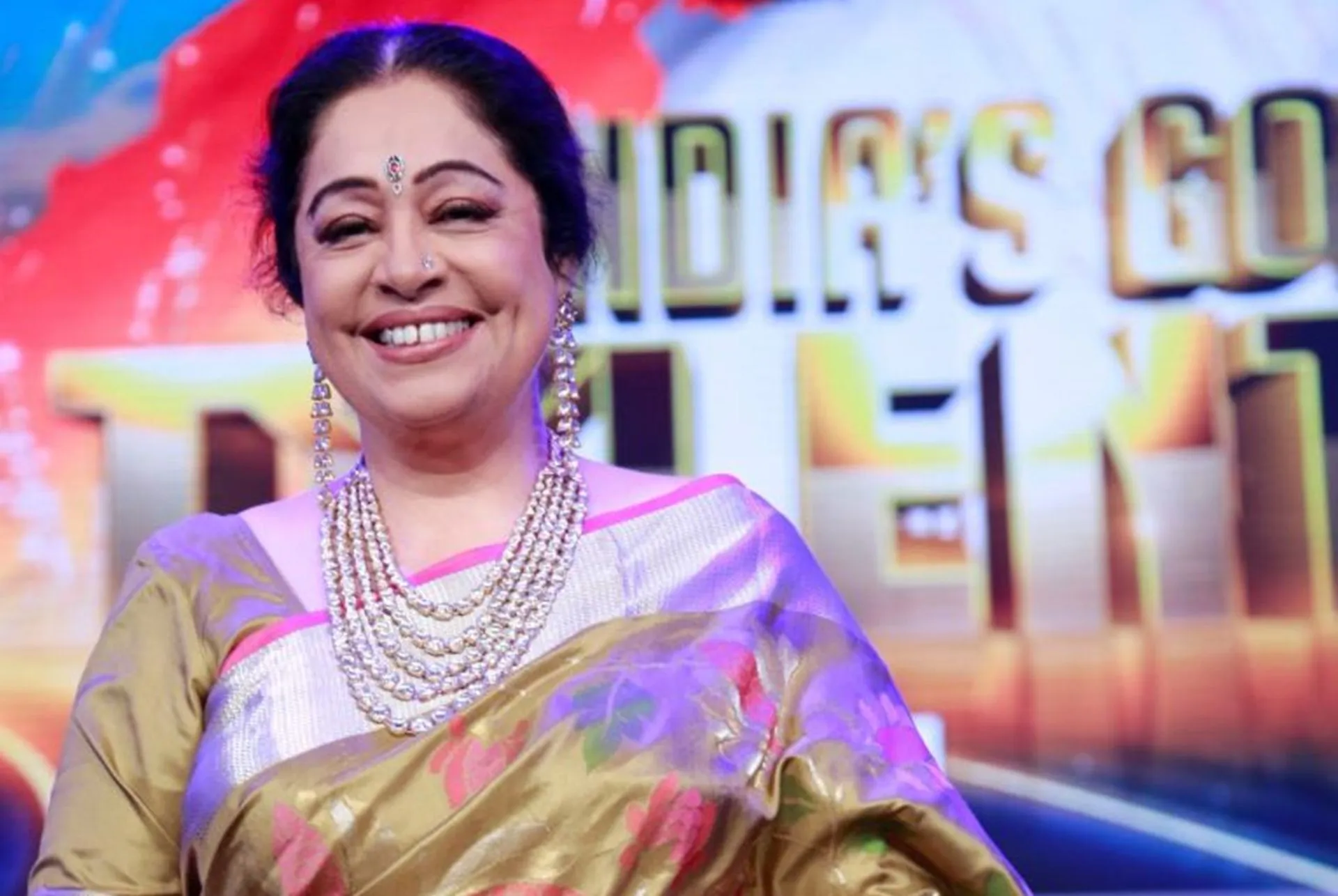 Kirron Kher ungkap banyak gay sembunyi di balik layar Bollywood. @onsecrethunt.com