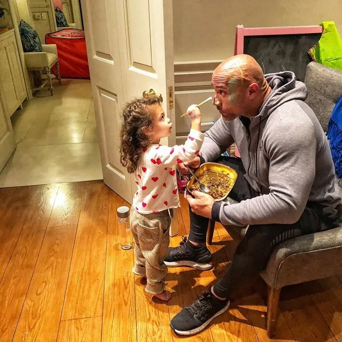 The Rock mengaku bermain bersama anaknya adalah prioritas. (instagram.com/the rock 22/11/2018 17:03)