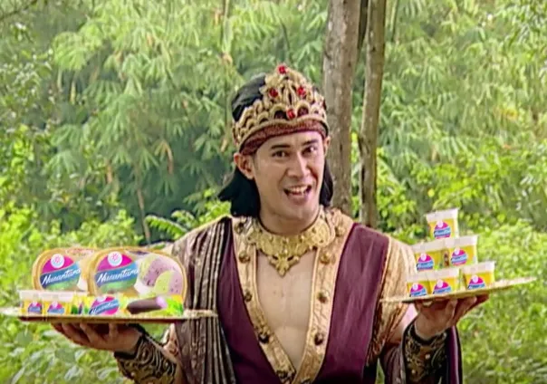 Semua pertarungan tersebut terjadi karena memperebutkan ini Sang suami tengah asik naik elang © Youtube/Indoeskrim Indonesia