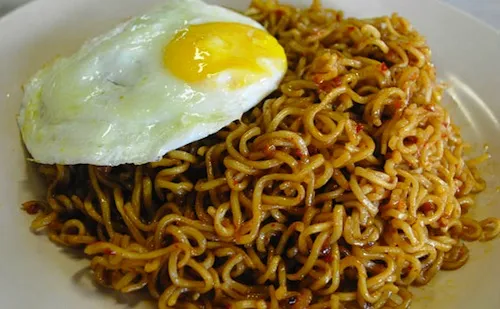 Seorang pria asal Surabaya yang tinggal di Bali ditangkap karena mengkonsumsi indomie yang dicampur dengan ganja untuk alasan pengobatan © worldofbuzz
