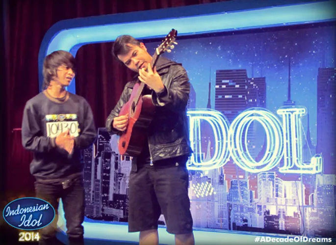 Ahmad Dhani mengiringi Rohman saat audisi Indonesian Idol 2014. ©Facebook/indonesianidolofficial