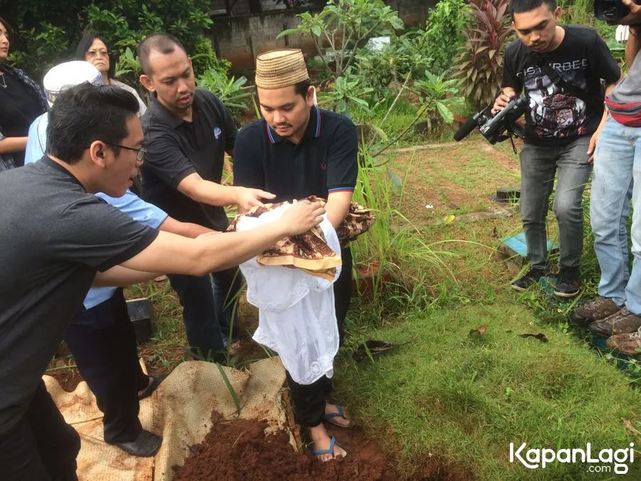 Indra menceritakan ada penampakan almarhum ayah dan ibunya di pemakaman sang buah hati. ŠKapanLagi.com/Mathias Purwanto
