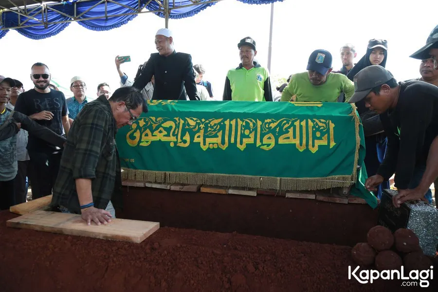 Mathias Mucus hadir dalam pemakaman Ibunda Mira Lesmana, Nien Lesmana © KapanLagi.com/Muhammad Akrom Sukarya