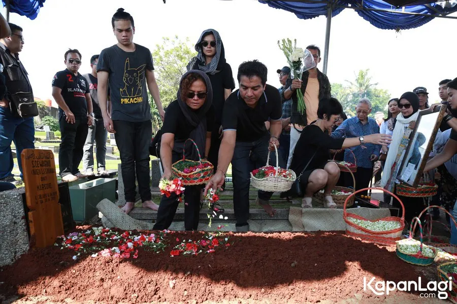 Indra Lesmana sempat mengobrol dengan sang Ibunda melalui telepon © KapanLagi.com/Muhammad Akrom Sukarya