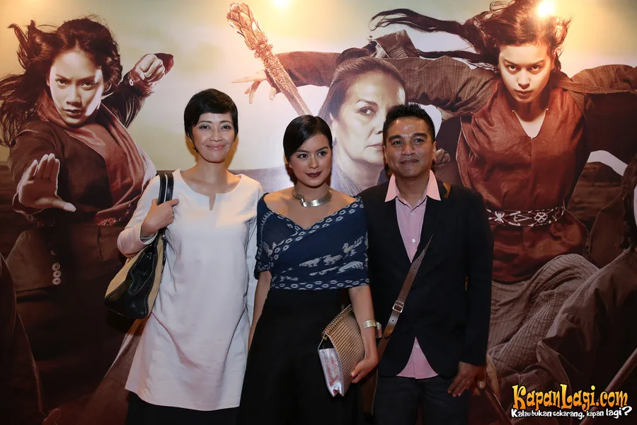 Indra Lesmana gandeng istri demi nonton putrinya. ©KapanLagi.com®/Agus Apriyanto
