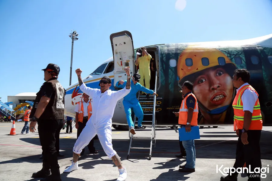 Bintang film WARKOP DKI REBORN: JANGKRIK BOSS PART 2 memilih promosi mengendarai jet pribadi. ©KapanLagi.com/Muhammad Akrom Sukarya