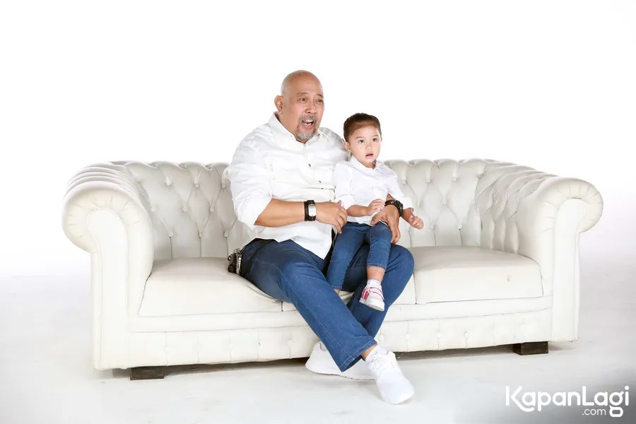 Indro Warkop beserta cucu tampil di video klip soundtrack SURAT KECIL UNTUK TUHAN © KapanLagi.com®/Muhammad Akrom Sukarya 