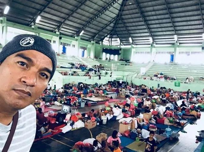 Untuk menunjukkan kepeduliannya, Indra Lesmana menjadi relawan. © Instagram/indralesmana