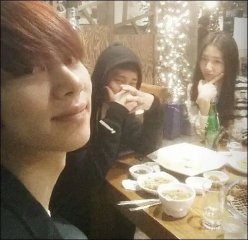 Heechul bersama Park Shin Hye dan Sunggyu. ©allkpop