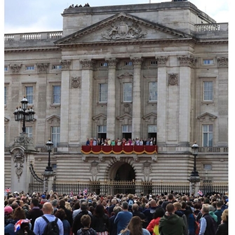 Keluarga Inggris dan warga menyaksikan arak-arakan. (Instagram.com/kensingtonroyal)