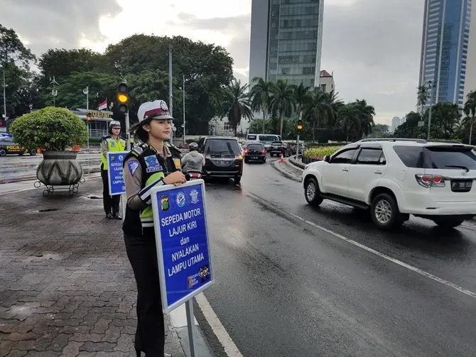 Bripda terkadang ikut penerrtiban lalu lintas ke jalan-jalan (credit: instagram.com/nindypa)