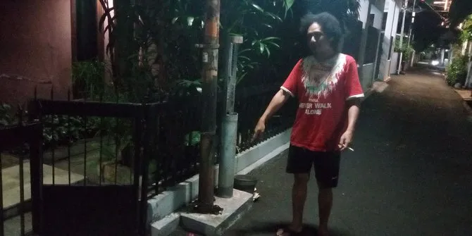 Muzakir, pemilik rumah yang diguyur hujan lokal selama 6 jam © merdeka.com
