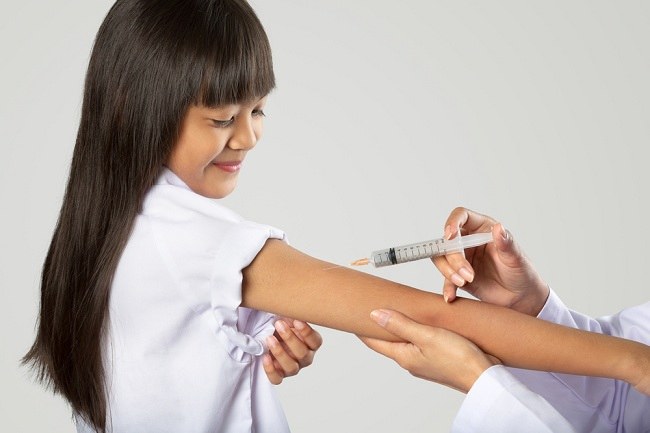 Vaksin HPV direkomendasikan diberikan pada gadis berusia 11-26 tahun dengan tiga kali pemakaian © alodokter