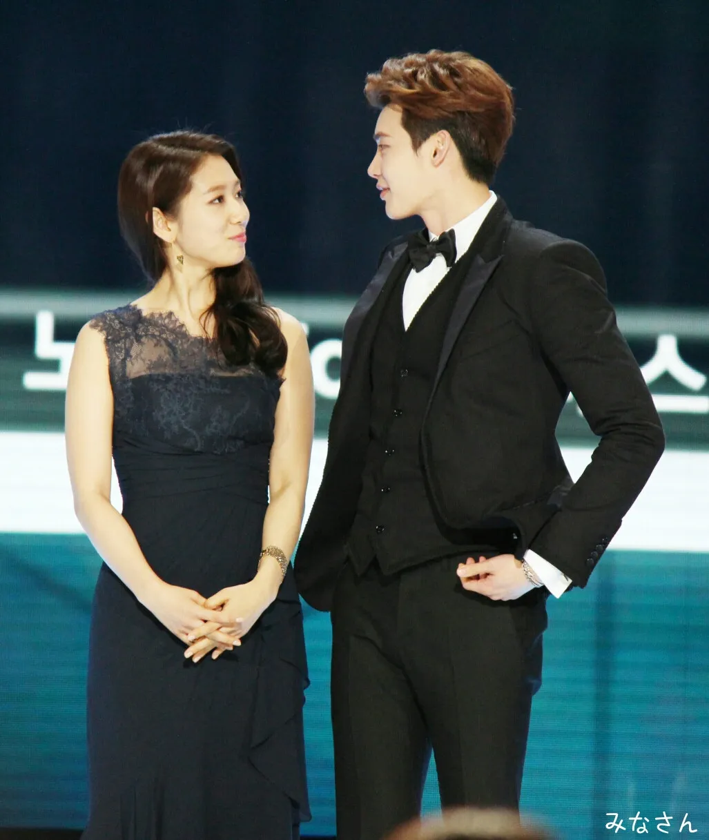 Lee Jong Suk & Park Shin Hye Diam-Diam Mesra