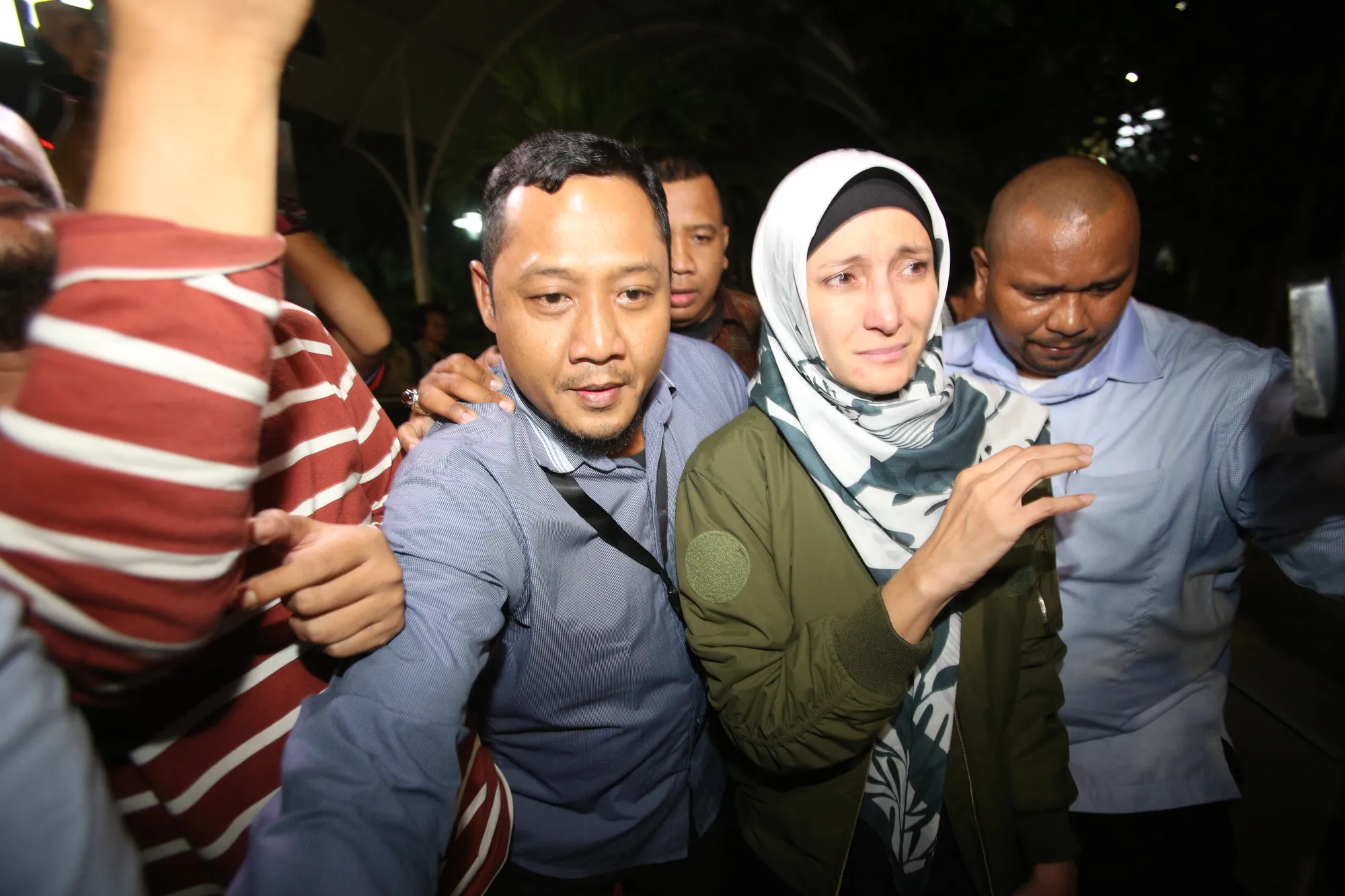 Inneke pucat pasi setelah diperiksa KPK selama 21 jam karena kasus sang suami ©istimewa