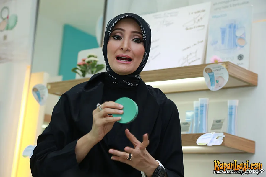 Kata Inneke banyak konsumen yang mencari bedak dan lipstik © KapanLagi.com®/Agus Apriyanto