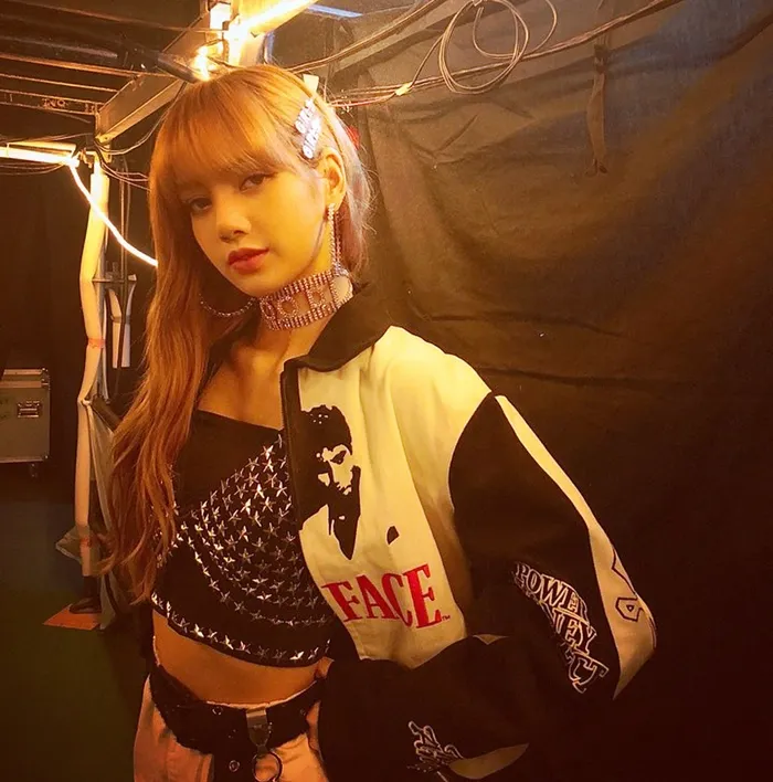 Tak hanya Lisa, nanti ia akan ditemani KRUNK ke Indonesia. (instagram.com/lalalalisa)