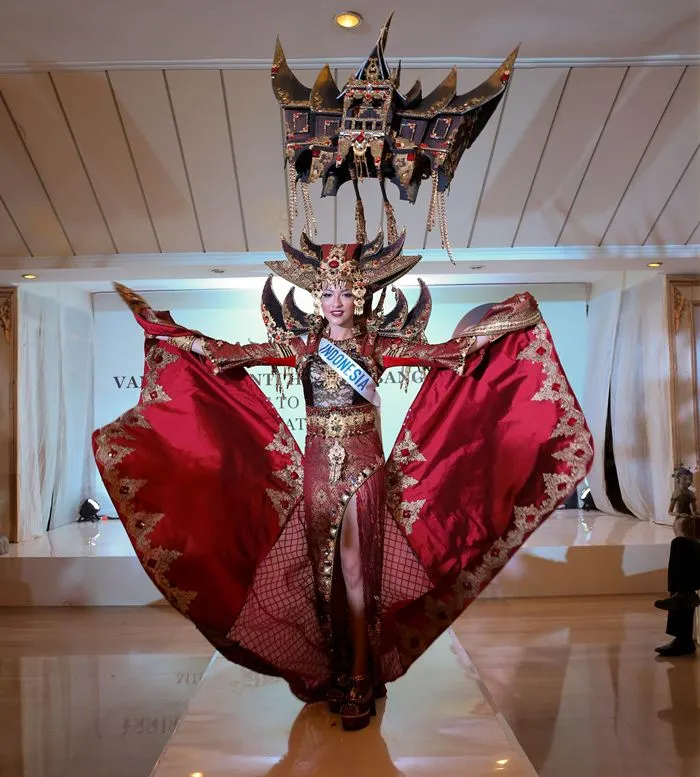 National Costume Vania didesain oleh Dynand Fariz dari JFC. (KapanLagi.com/Budy Santoso)