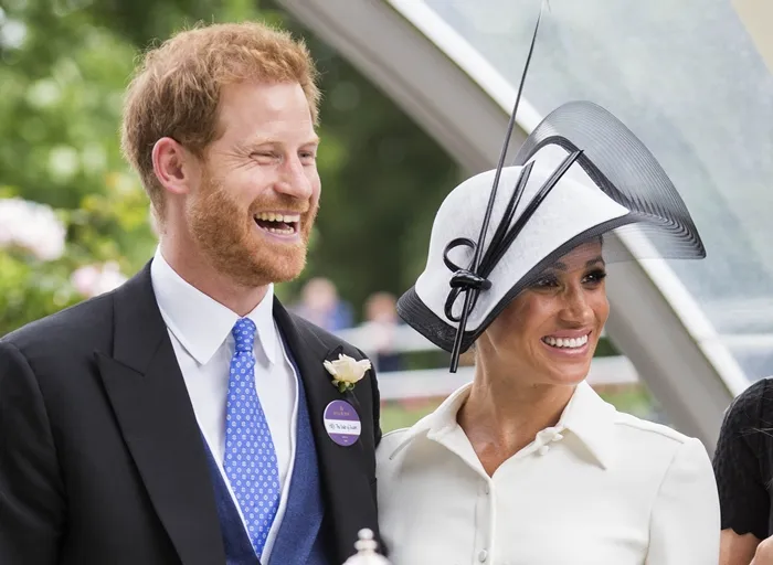 Menurut KLovers senyum Meghan tulus gak nih? (AP Images)