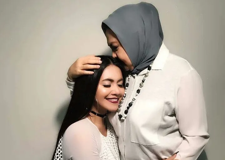 Menurut Emilia, Denada dan Jerry bergantian menjaga Shakira. (instagram.com/senator_emiliacontessa)