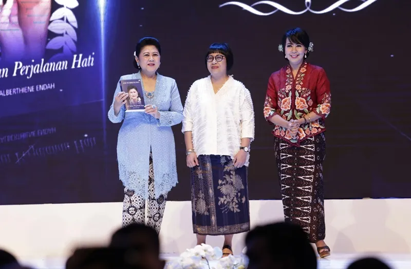 Buku setebal 539 halaman ini berisi pengalamannya selama 10 tahun. (KapanLagi.com/Agus Apriyanto)