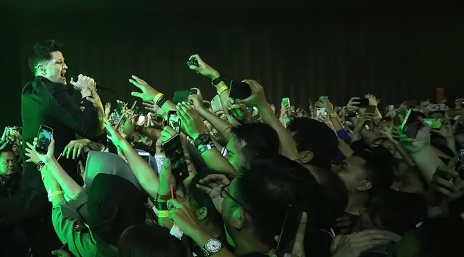 Suasana meriah konser The Script di Kokas (10/4). (Cr: KapanLagi.com/Bintang.com)