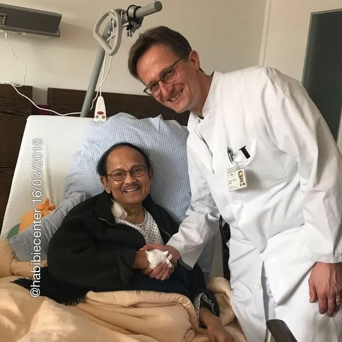 BJ Habibie seusai pemasangan MitraClip di Jerman. © instagram/habibiecenter