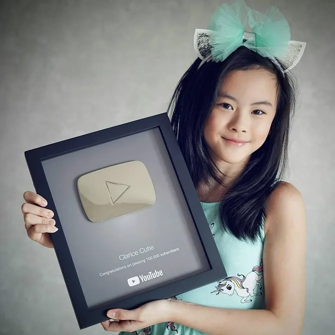 Kesuksesan Clarice juga diperoleh lewat Silver Play Button Youtube. © instagram.com/claricecutie