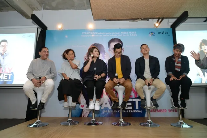 Mira Lesmana dan sutradara serta cast MILLY & MAMET saat acara peluncuran poster. © KapanLagi.com/Bayu Herdianto
