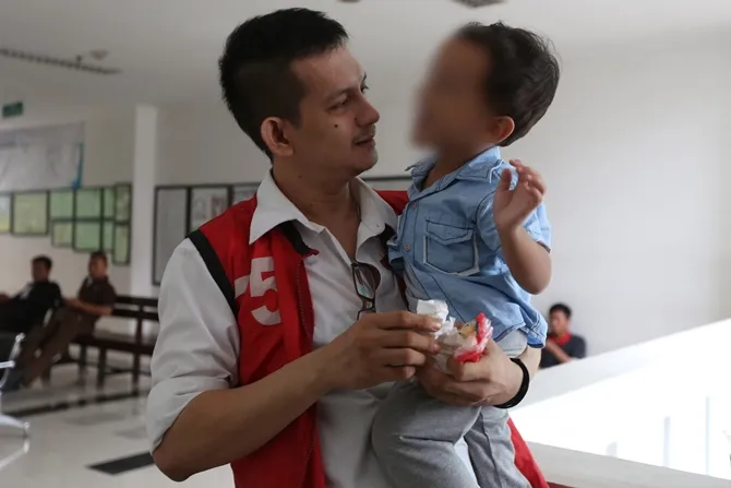 Sang adik mengkonfirmasi bila foto yang beredar adalah foto lama dan Jupiter dalam kondisi sehat. (Cr: KapanLagi.com/Budy Santoso)