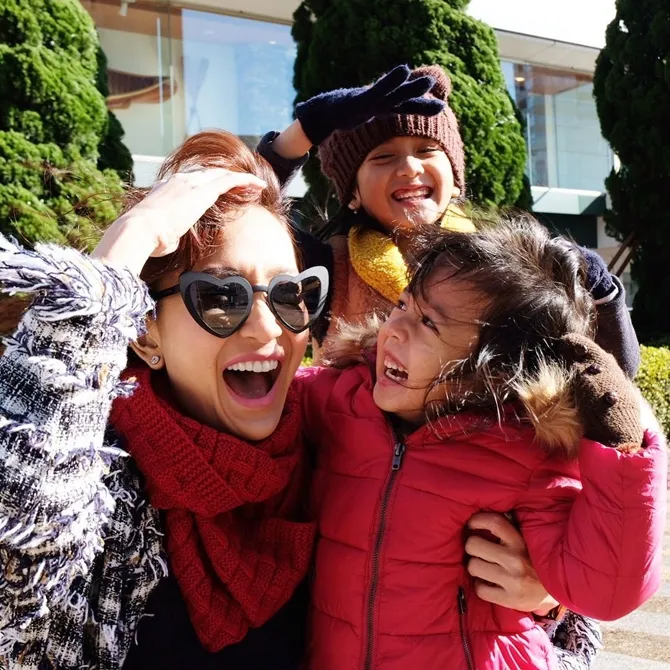 Liburan Artika Sari Devi dengan buah hatinya. © instagram.com/artikasaridevi/