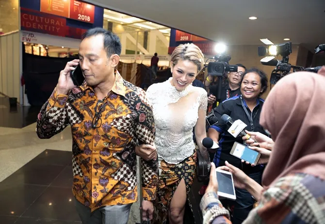 Nikita dan Dipo saat menghadiri Indonesia Fashion Week. © KapanLagi.com/Akrom Sukarya