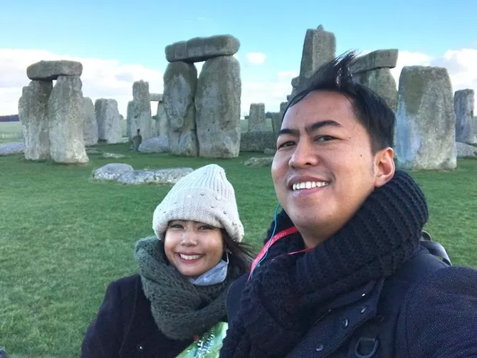 Gamila kerap mendampingi Pandji ketika melakukan tour stand up. © Instagram.com/gamilaarief/