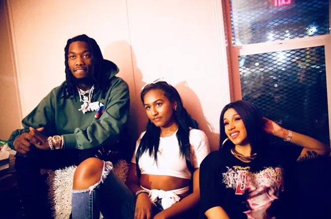 Sasha nampak akrab dengan Cardi B. © Flo Ngala
