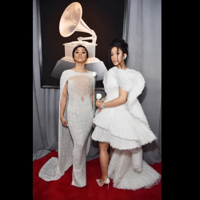 Memakai gaun putih di acara Grammy 2018 Hennessy dan Cardi kelihatan kalem ya. © instagram.com/hennessycarolina