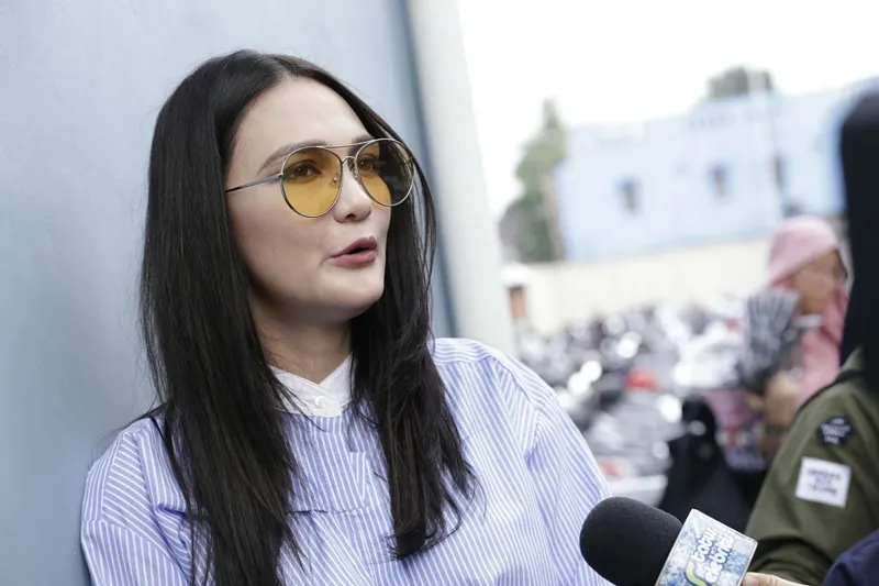 Luna Maya tak dikontrak secara eksklusif oleh production house manapun. (KapanLagi.com/Agus Apriyanto)