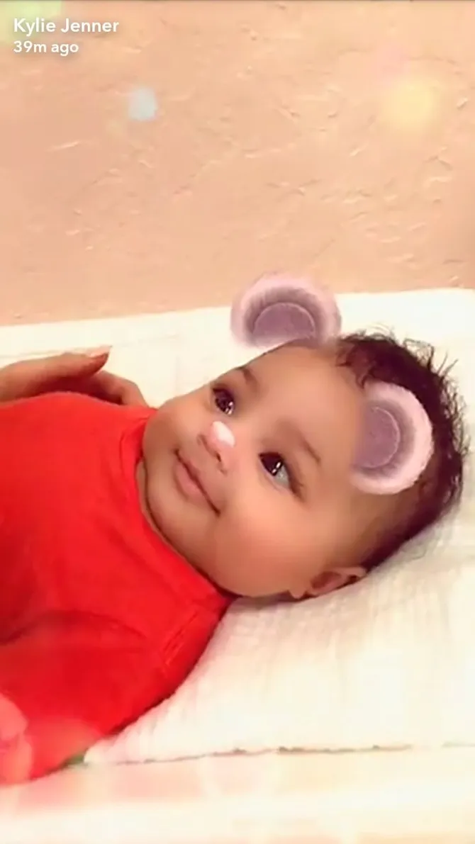 Bayi 10 minggu ini semakin menggemaskan dengan filter telinga panda. © Kylie Jenner Snapchat