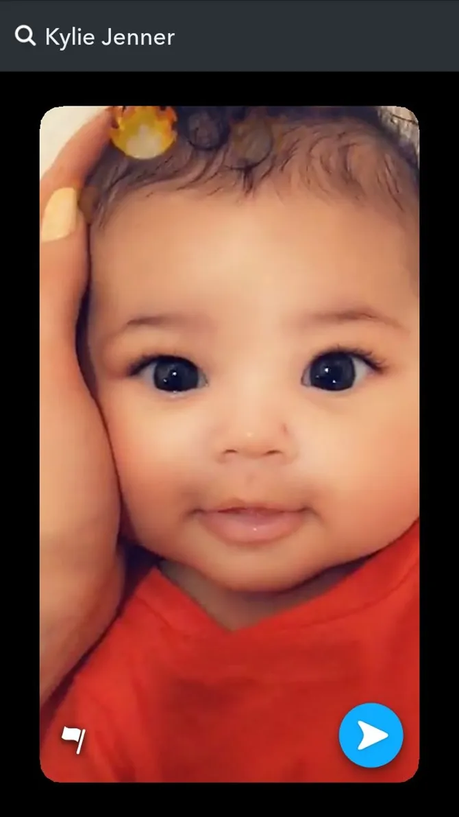 Mata bulat dan tawa nyaring Stormi memang mampu melelehkan hati. © Kylie Jenner Snapchat