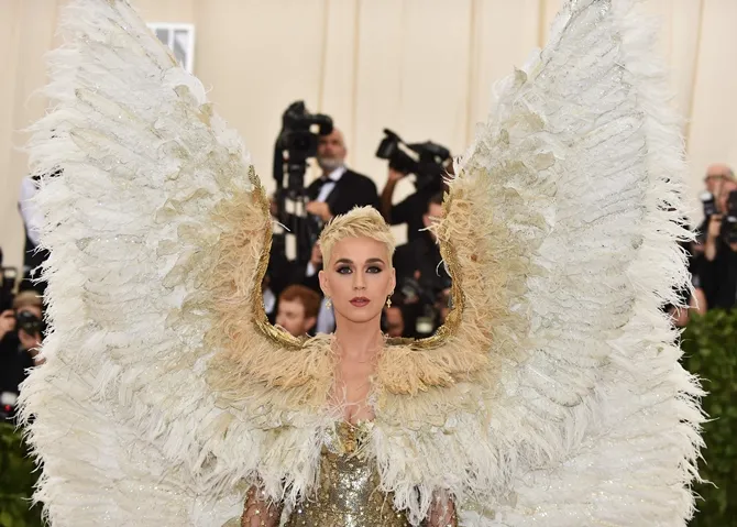Katy Perry tampil bak malaikat dengan sayap super besarnya. © AFP